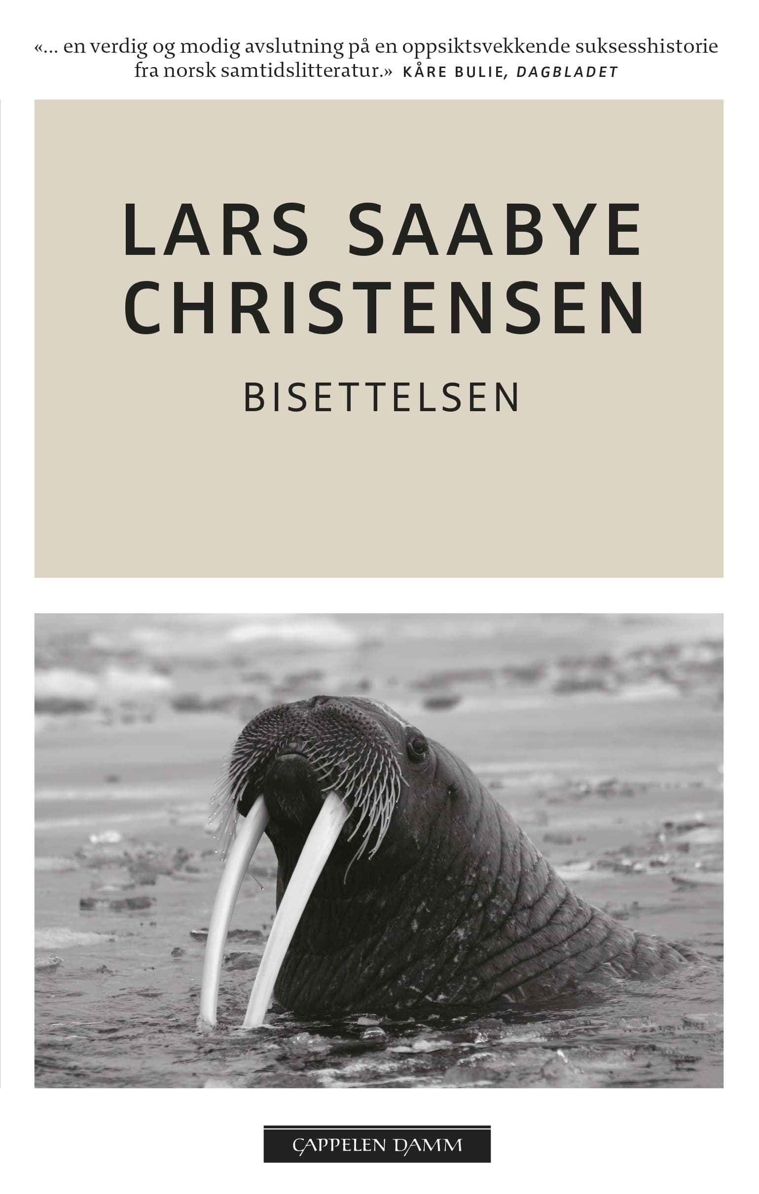 Omslag Bisettelsen av Lars Saabye Christensen (Heftet)